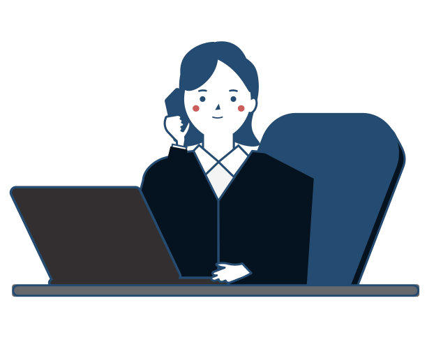 女商人坐在办公桌前讲智能手机图片下载