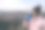 年轻的女徒步旅行者在羊毛衬里和羊毛帽休息喝水和补充水分在山顶。图片下载