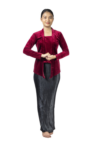 穿着红色克巴亚传统服装的亚洲女孩图片下载