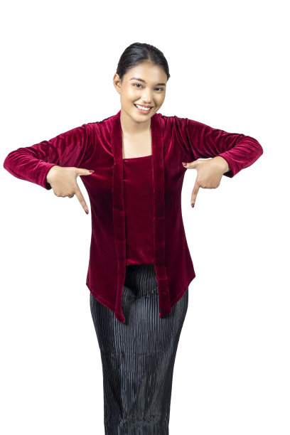 穿着红色克巴亚传统服装的亚洲女孩指着什么图片下载