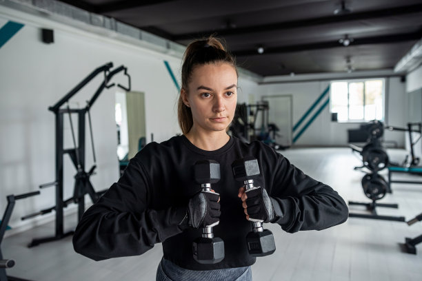 美丽的女孩来到健身房减肥，改善她的身材。图片下载