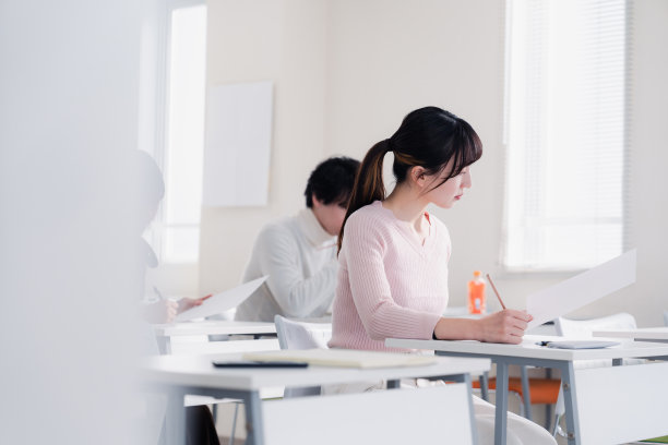 穿制服的学生参加考试图片下载