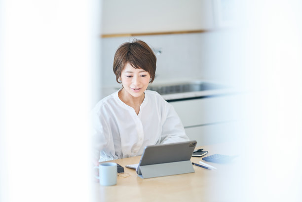 女人在餐厅厨房网上交流图片下载