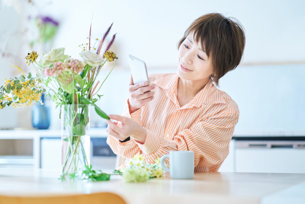 女人用花瓶插花图片下载