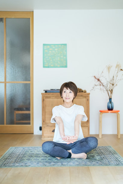 女人在房间里伸懒腰图片下载