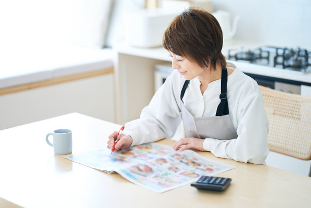 一名妇女正在看杂货广告图片下载