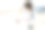 一名妇女正在看杂货广告图片下载