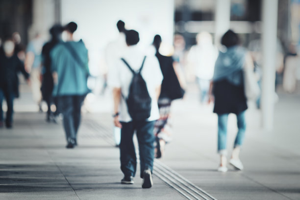 日本人走在大阪街头的背影图片下载