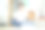 一名女子在看平板电脑屏幕时伸展身体图片下载