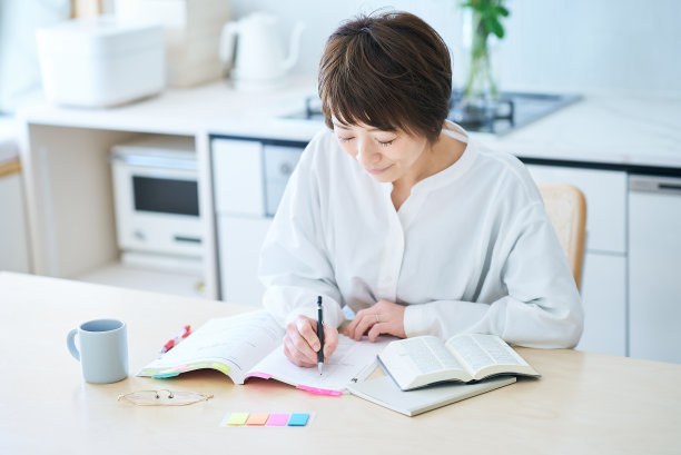 一个三十多岁的女人通过短信学习图片下载