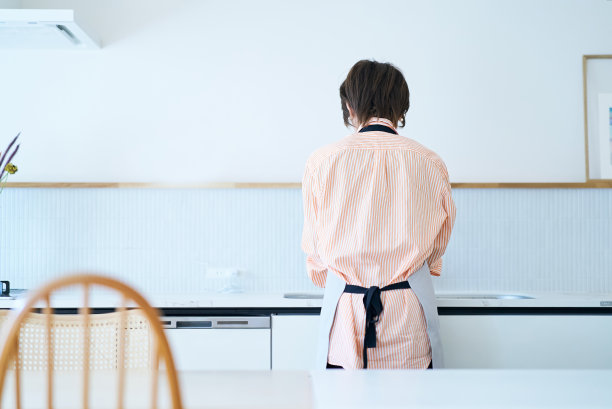 一个女人在厨房里洗碗图片下载