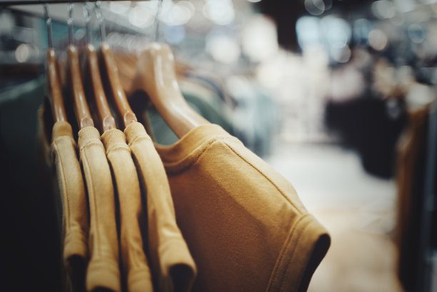 衣架和衣服的时尚形象图片下载