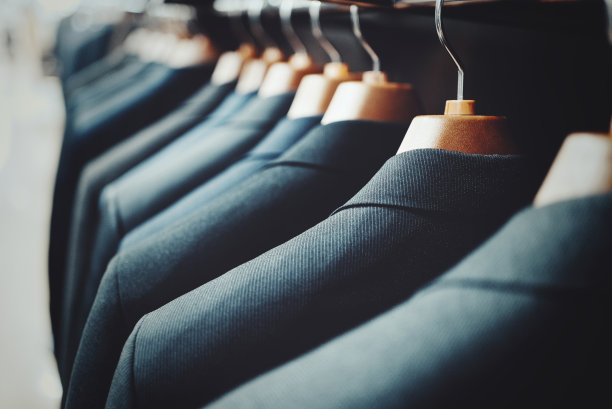 衣架和多套商务套装图片下载