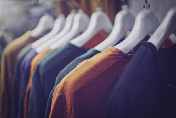 衣架和衣服的时尚形象图片下载