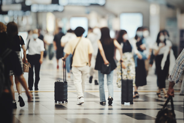 日本人走在大阪街头的背影图片下载