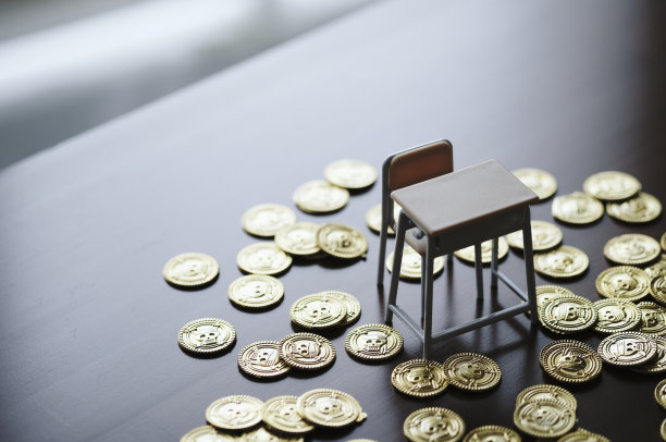 课桌和金币图片下载