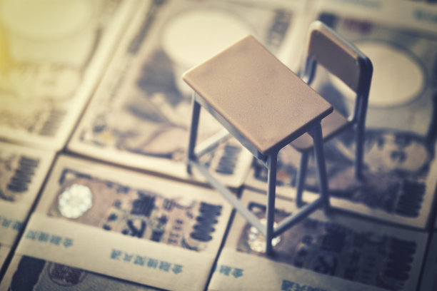 教室桌子和日本钞票图片下载