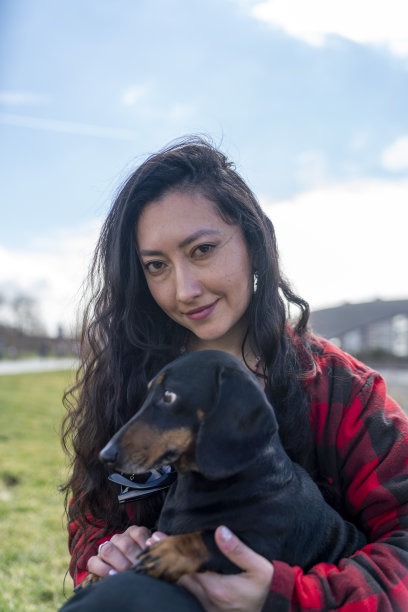 一个女孩和她的狗在公园的肖像图片下载