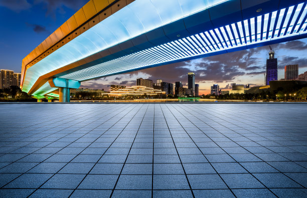 夕阳下的空地板和城市天际线图片下载