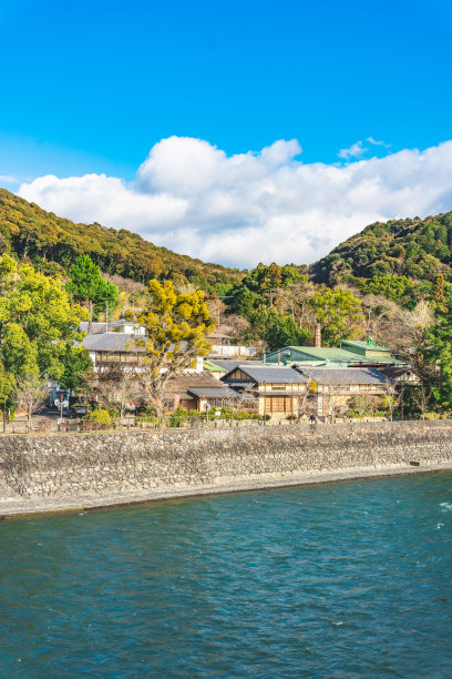 宇治河，房屋，山和蓝天，日本图片下载