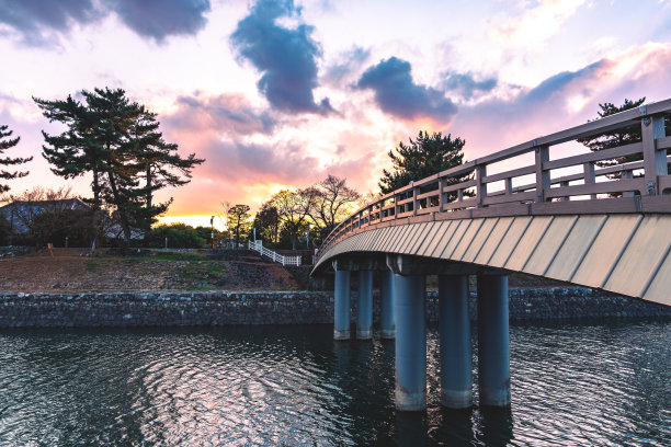 日本京都宇治河上的一座桥图片下载