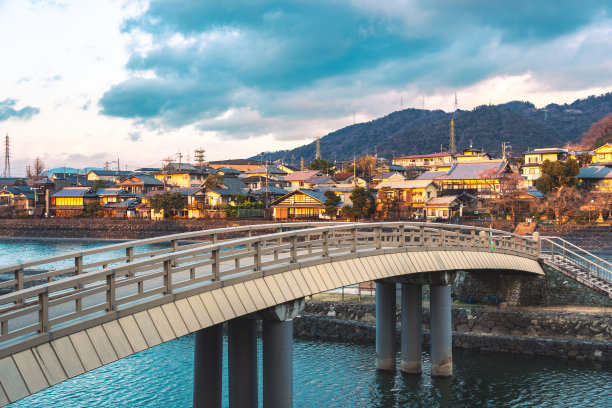 日本京都宇治河上的一座桥图片下载