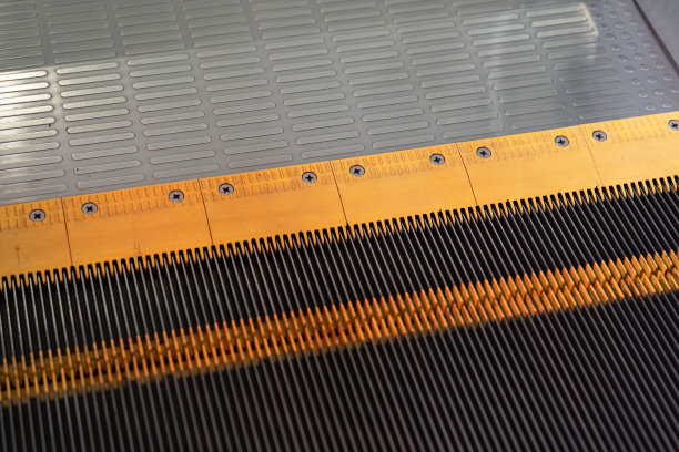 传统自动扶梯底部的移动台阶。图片下载