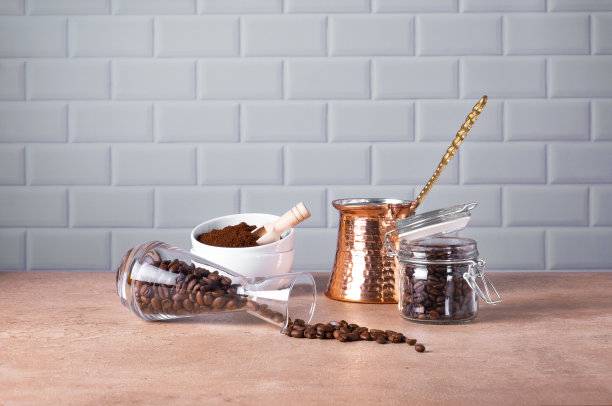 咖啡豆和咖啡粉装在玻璃和瓷器容器里。传统土耳其cezve，咖啡壶。图片下载