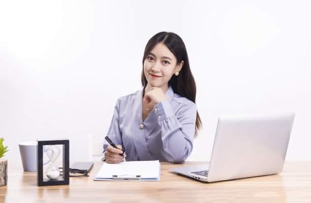 在办公桌前工作的商务女性图片下载