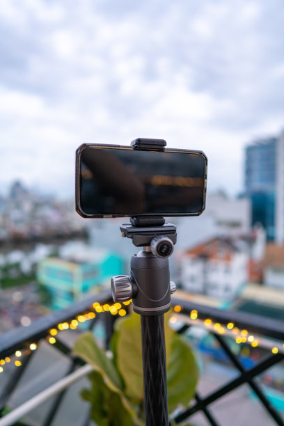 近距离智能手机拍摄城市景观照片和三脚架上的视频延时。库存图片图片下载