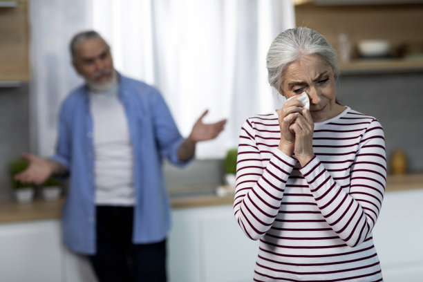 抑郁的老年妇女在厨房与丈夫争吵时哭泣图片下载