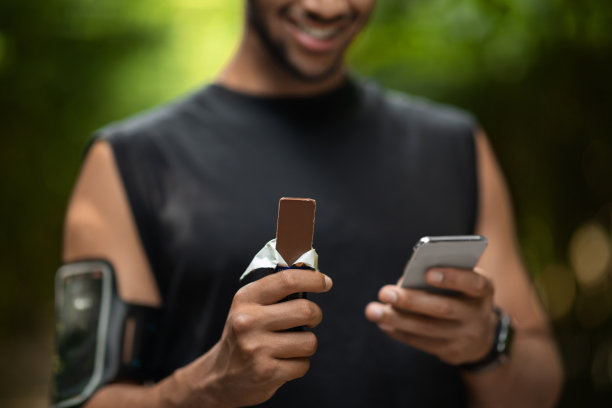 运动员在公园训练时休息的照片图片下载