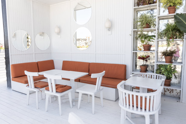 中午空无一人的屋顶酒吧图片下载