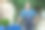 一个男人在城市街道上推着垃圾收集车图片下载