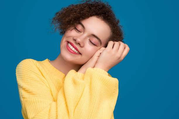 快乐的梦幻年轻女子卷发图片下载