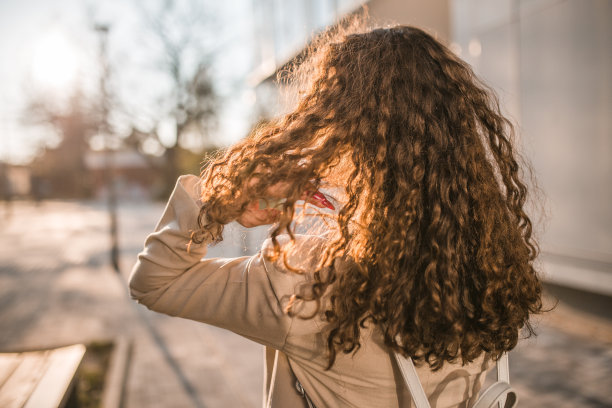 无法辨认的卷发女学生享受着黄金时光图片下载