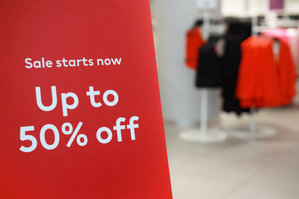 服装店展示架5折促销图片下载