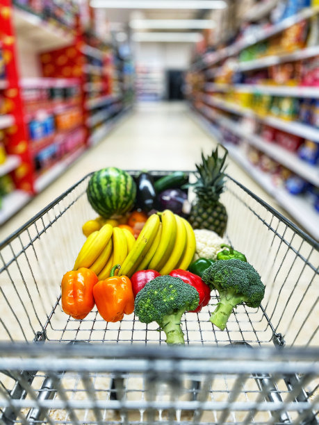 在购物车里选择健康的水果和蔬菜图片下载