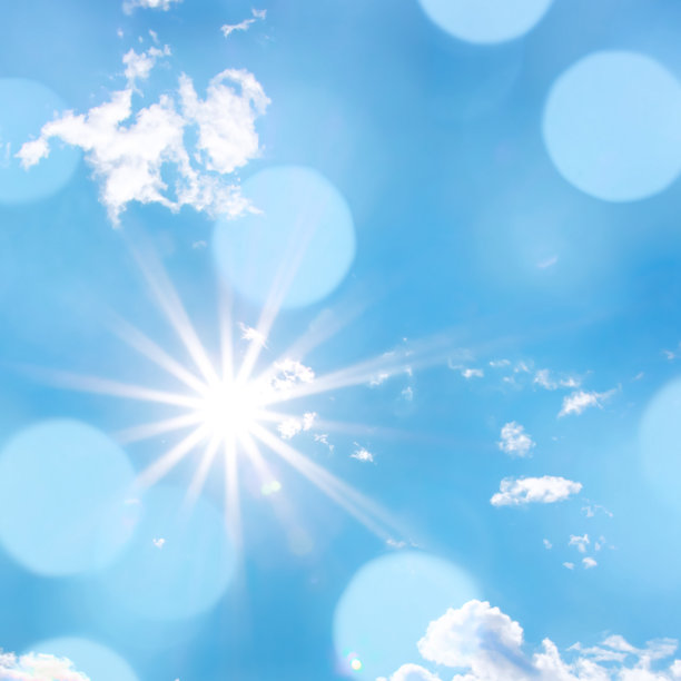 明亮的太阳与美丽的光束和散景光在天空中图片下载