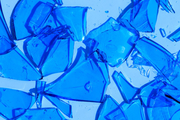 破碎的蓝色玻璃孤立在白色背景上图片下载
