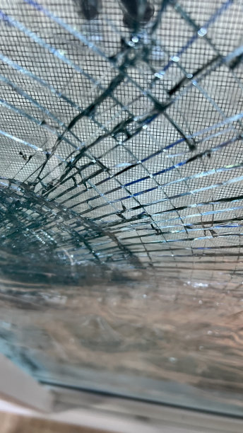 大量破碎的玻璃图片下载