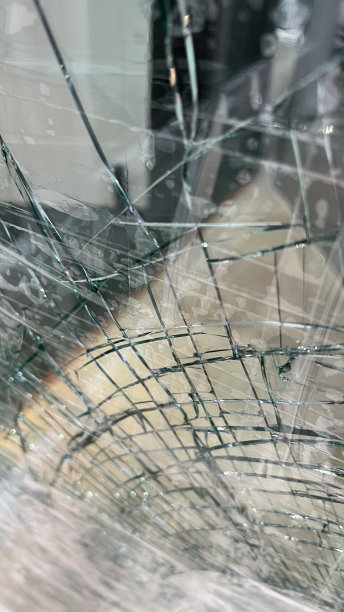 大量破碎的玻璃图片下载