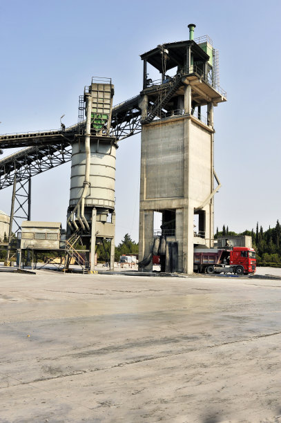 大型石灰石采石场和水泥厂图片下载