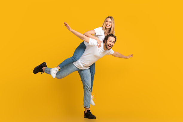 穿着白色t恤的快乐年轻欧洲丈夫把妻子推到背上，玩得开心，享受自由图片下载