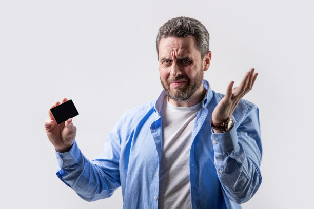 困惑的家伙演艺界信用孤立在工作室背景。有商业信用的人图片下载