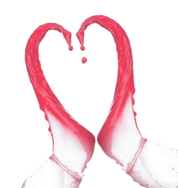 红色的番茄草莓汁倒集水状，红色的血波落在空中。抽象的云飞，红酒色溅在空中。白色背景隔离高速快门，定格运动图片下载