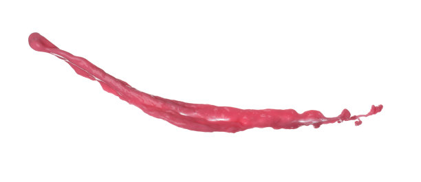 红色的番茄草莓汁倒集水状，红色的血波落在空中。抽象的云飞，红酒色溅在空中。白色背景隔离高速快门，定格运动图片下载