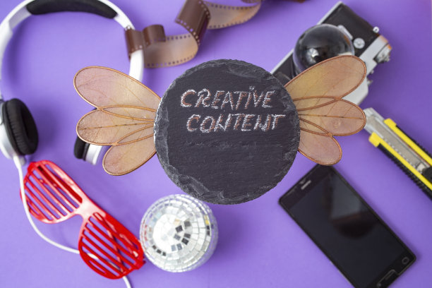 用粉笔写在黑色石板上的创意内容图片下载