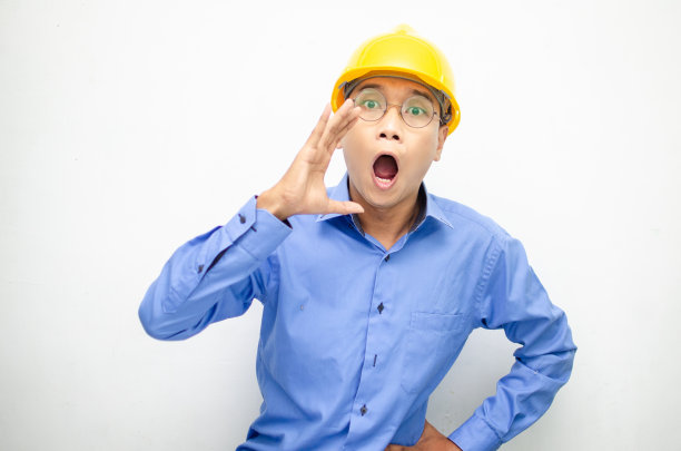 悲伤、紧张、沮丧和愤怒的建筑工人大声绝望地喊叫图片下载