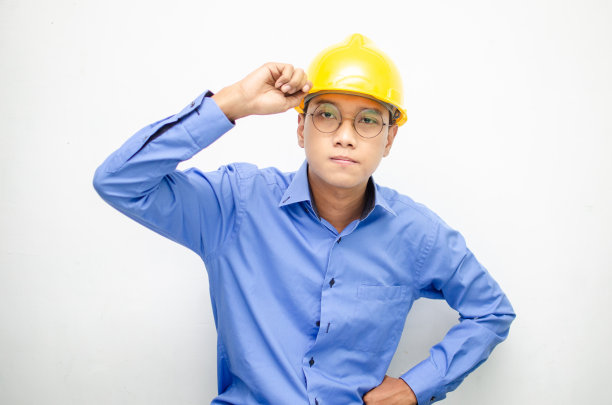 悲伤、紧张、沮丧和愤怒的建筑工人大声绝望地喊叫图片下载